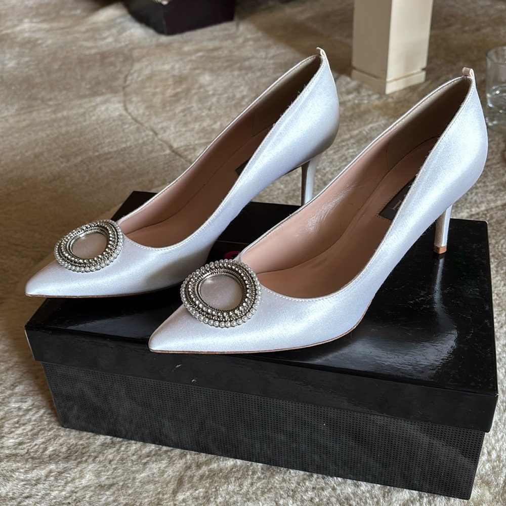 Sarah Jessica Parker Ivory satin pumps